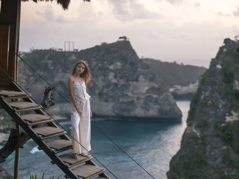 Tree house viewpoint overlooking Nusa Penida coast
